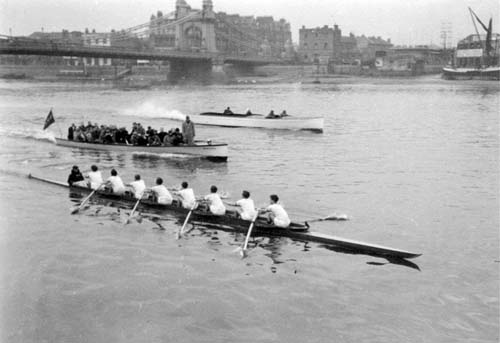 1954 Oxford crew training in London